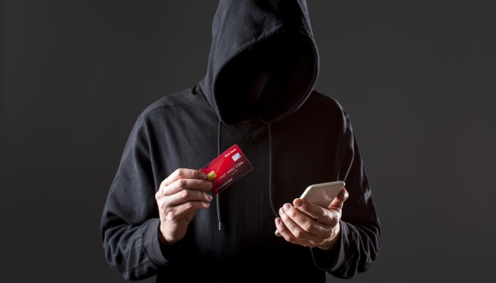 В Усть-Илимске слесарь перевел аферистам почти 2,5 млн рублей