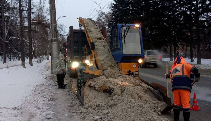 В Иркутске продолжается уборка снега