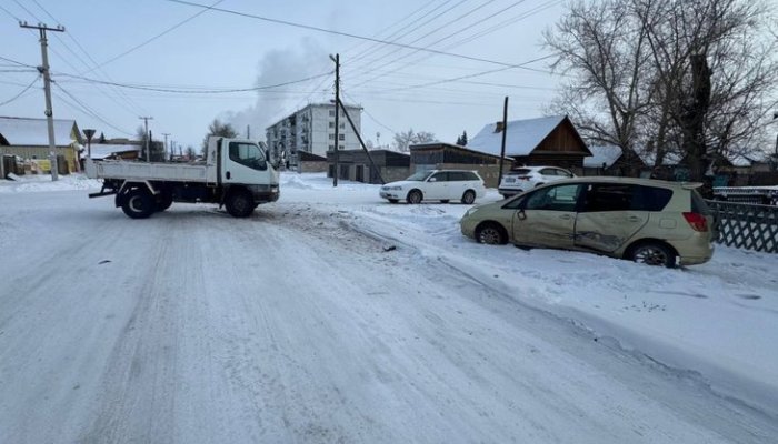 В Усть-Ордынском грузовик сбил легковой автомобиль, пострадала 11-летняя девочка