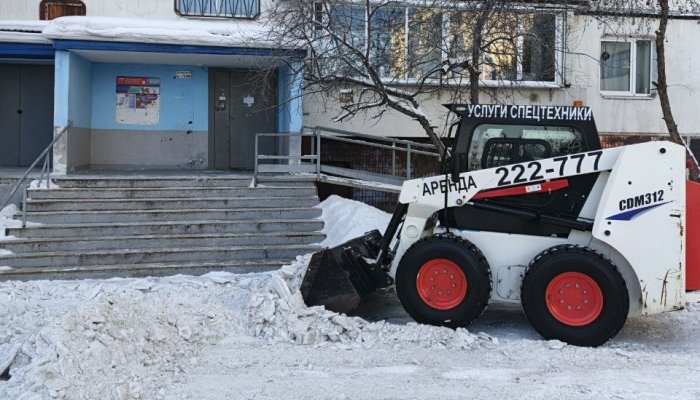 В Свердловском районе Иркутска начали счищать снег с крыш МКД