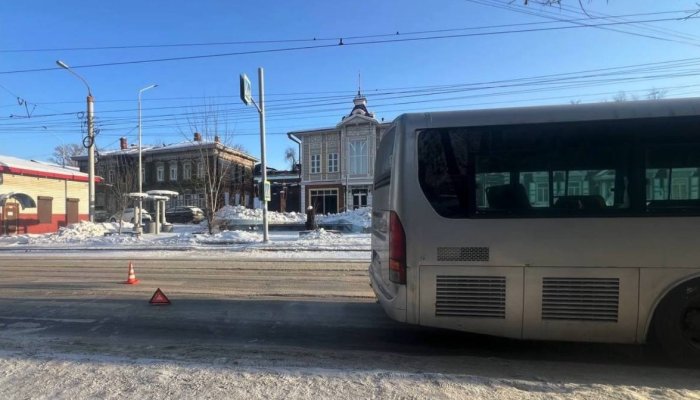 В Иркутске автобус сбил женщину на «зебре»