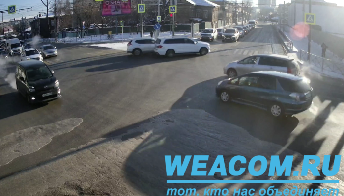 На камеру WEACOM.RU попал момент ДТП с двумя иномарками в Иркутске (Видео)