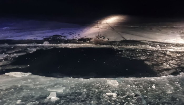 В Ольхонском районе автомобиль с людьми ушел под воду