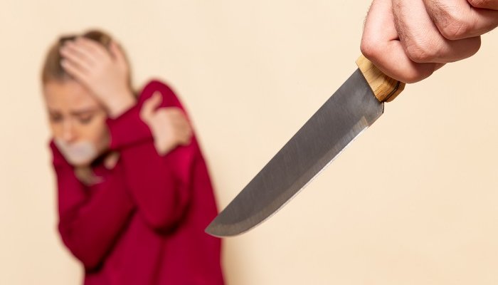 Пьяный житель Приморья ударил ножом в сердце 11-летнюю дочь