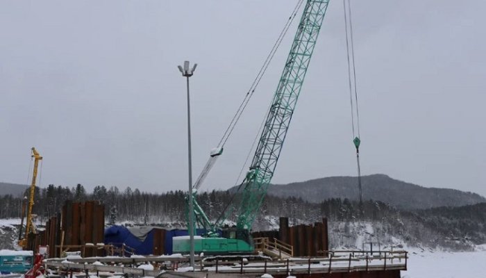 На севере Иркутской области активно возводят мост через Витим