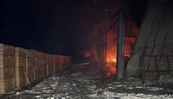 Крупный пожар на предприятии в Октябрьском тушили всю ночь