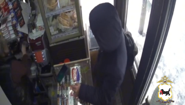 В Иркутске разыскивается мужчина, расплатившийся чужой картой (Видео)