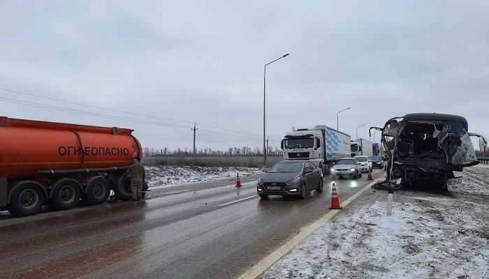Столкновение бензовоза и пассажирского автобуса: четверо в больнице