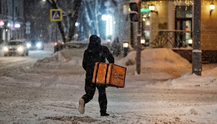В Челябинске курьера уволили из «Додо Пиццы» из-за бездомной собаки