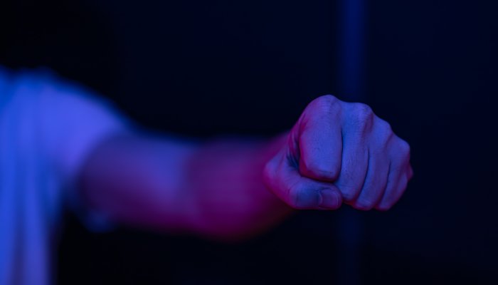 В Барнауле мужчина избил директора школы за плохие оценки дочери