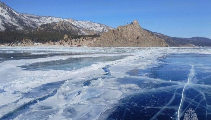 На льду Байкала появились динамические трещины и разломы
