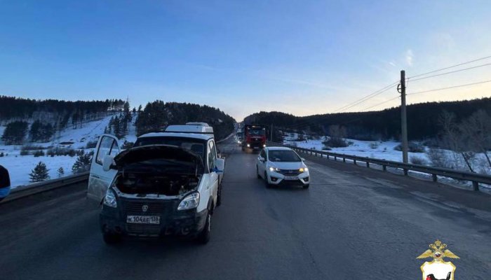 На трассе под Иркутском произошло ДТП с участием автобуса и грузовика