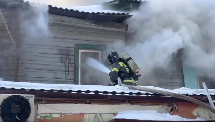 В центре Иркутска утром загорелся двухэтажный деревянный дом (Видео)