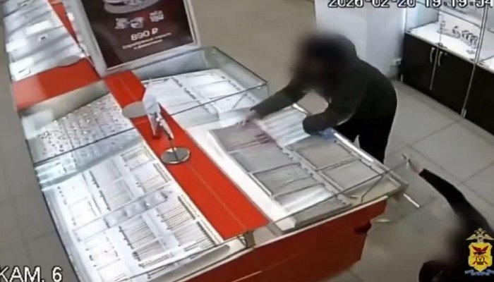 В Чите поймали грабителя, укравшего 12 золотых цепей на миллион рублей