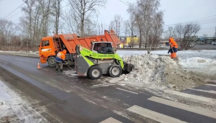 В Иркутске продолжается круглосуточная уборка дорог