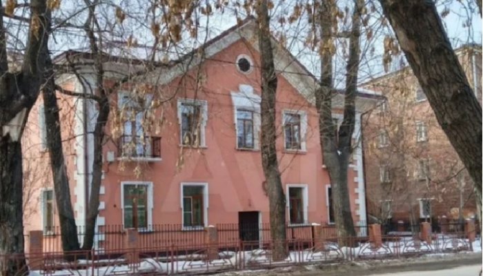 В Иркутске продаётся двухэтажный особняк с участком на улице 5 Армии