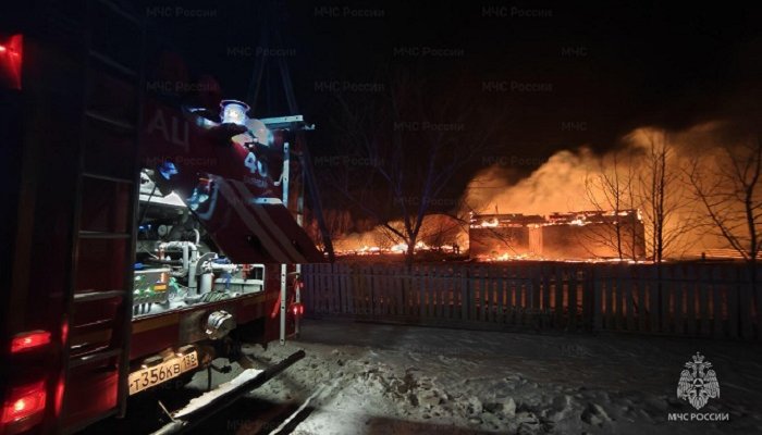 В селе под Иркутском сгорела школа: пожар тушили всю ночь