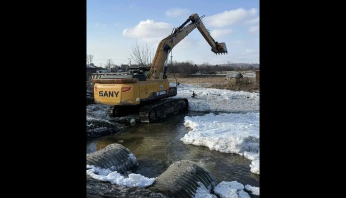 Вода поднялась возле дороги на Курганской из-за перемерзания труб в Иркутске
