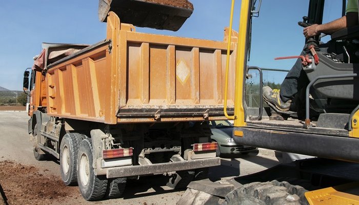Пять человек погибли при наезде самосвала на УАЗ в карьере Лебединского ГОКа