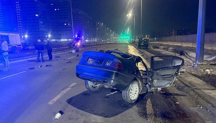 В Оренбурге BMW врезался в столб и разорвался пополам