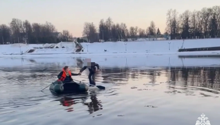 В Твери девочку на льдине унесло от берега (Видео)