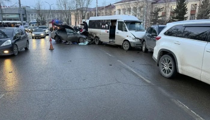 В Иркутске автоинспекторы выясняют причины массового ДТП