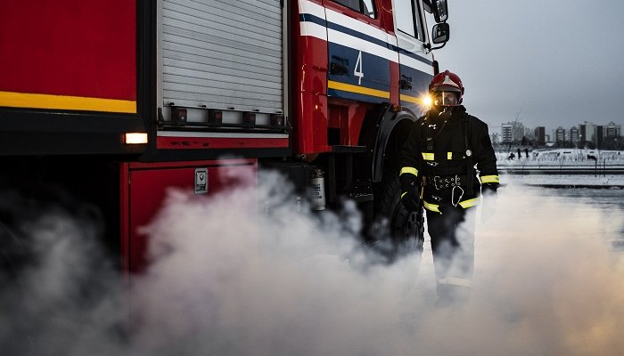 Пожар в Иркутске: спасатели вывели из горящего дома троих человек
