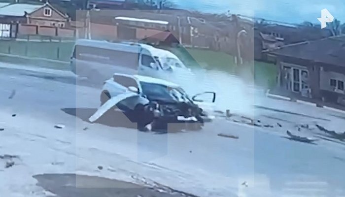 В Ингушетии микроавтобус врезался в легковушку: погибла женщина-водитель, пострадали дети