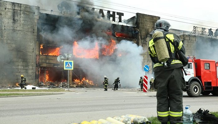 В Калининграде загорелся ТЦ «Гиант»: эвакуировали 140 человек, есть пострадавшие