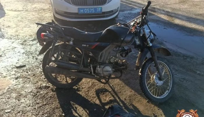 В Иркутске подросток на мотоцикле врезался в здание