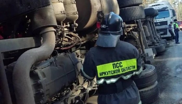 Фура с солнечными панелями перевернулась на трассе в Шелеховском районе