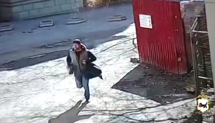 В Иркутске ищут мужчину, который выбежал из магазина с дорогим алкоголем