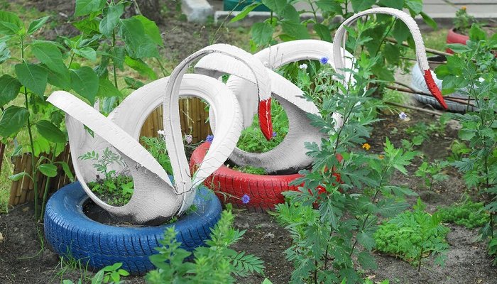 За лебедей из старых шин на клумбе могут оштрафовать и даже посадить
