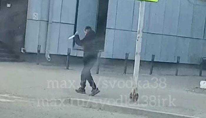 В Ангарске мужчина размахивал ножом на улице (Видео)