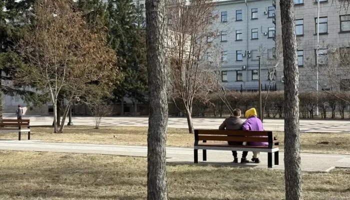 Новые скамейки появились у комплекса «Вечный огонь»