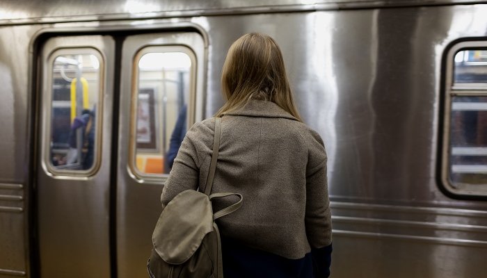 В метро оштрафуют за грязную и пахнущую одежду