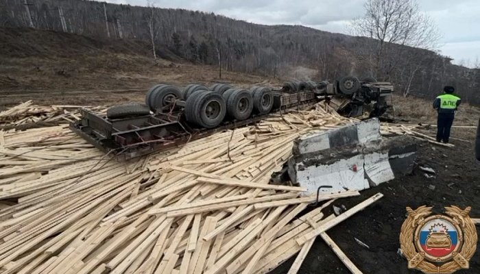 Под Култуком большегруз врезался в бетонное ограждение и вылетел в кювет