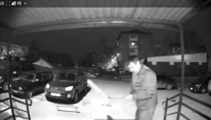 В Ачинске мужчина избил подростка металлической ложкой для обуви за шум в подъезде