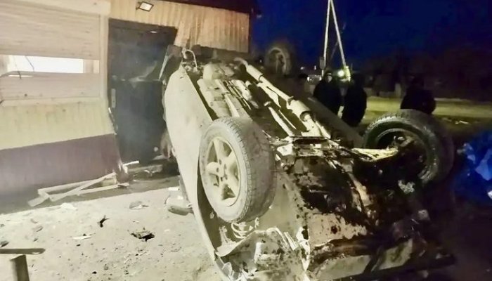 В Братском районе разыскивают водителя, который въехал в остановку и магазин