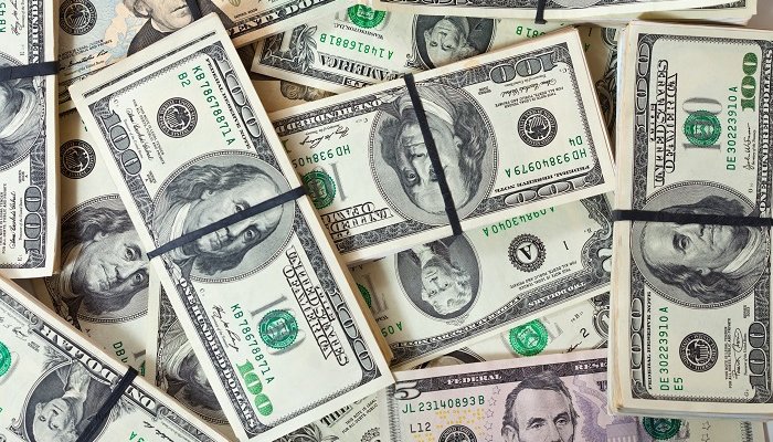 Иностранец пытался вывезти из Иркутска 30 тысяч долларов