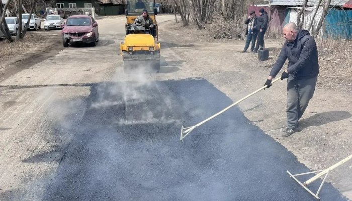 На дорогах Иркутска начался ремонт асфальтовыми картами