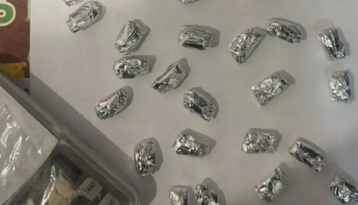 В Иркутске полицейские поймали девушку, которая сделала семь тайников с наркотиками