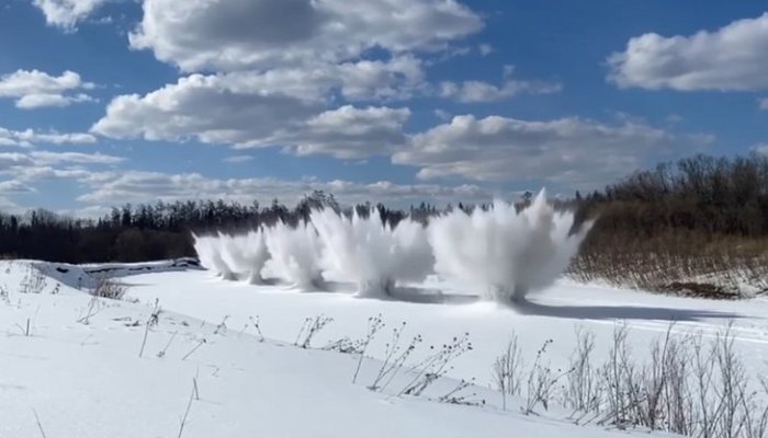 На Нижней Тунгуске в Катангском районе подрывают лёд, чтобы предотвратить наводнение
