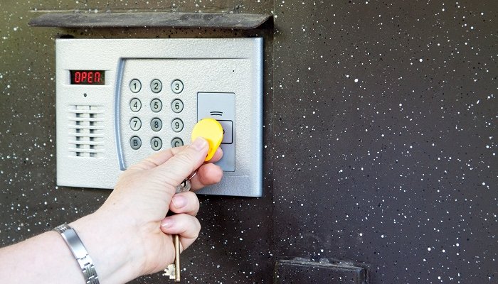 Мошенники выманили у московской пенсионерки более 7 млн рублей под видом замены домофона