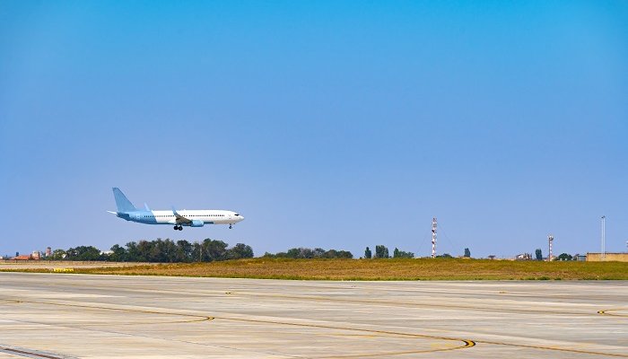 Размокшая взлётная полоса стала причиной отмены рейсов в Бодайбо