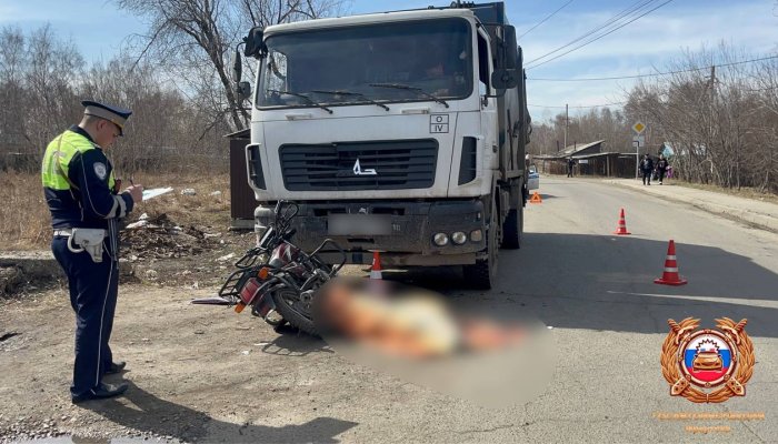 В Иркутске мотоциклист погиб в ДТП с грузовиком (Видео)