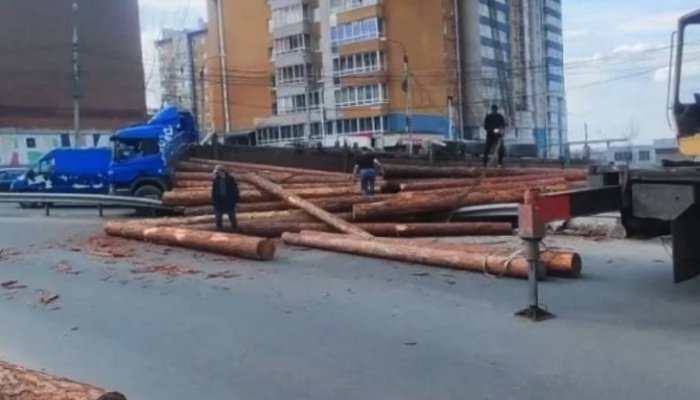 На Джамбула 1 мая перевернулся лесовоз Scania, груженный древесиной
