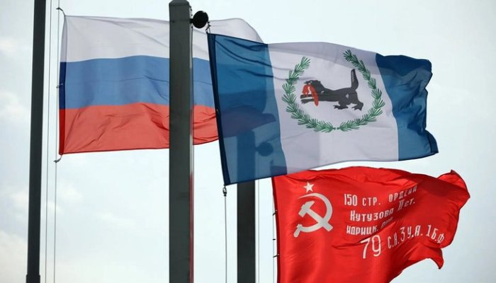 На здании правительства Приангарья  в пятый раз установили копию Знамени Победы