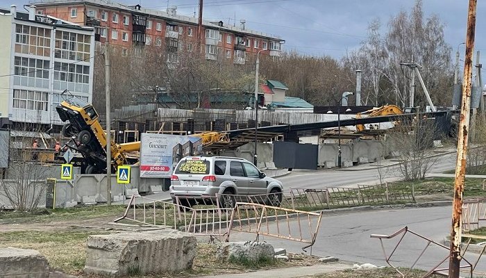 На стройке иркутского ЖК упал кран-борт
