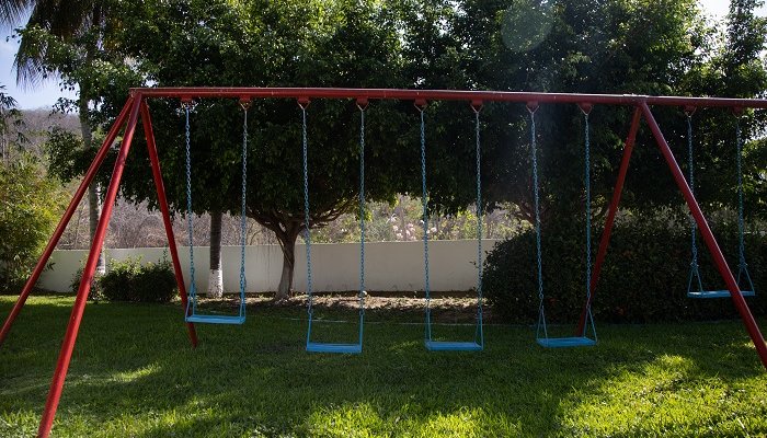В Усолье-Сибирском качеля упала на шестилетнего мальчика